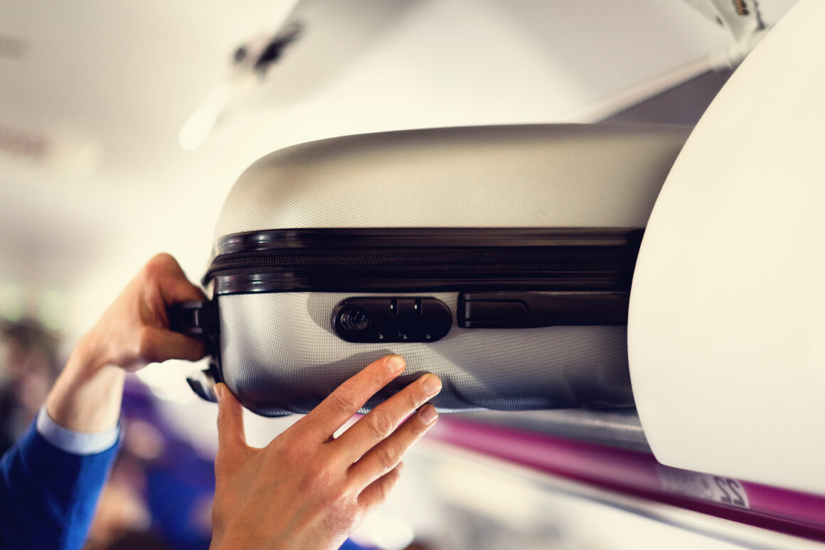 Hand luggage locker overhead bin