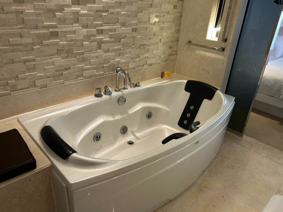 Le Meridien Hotel & Conference Centre Dubai Bathtub