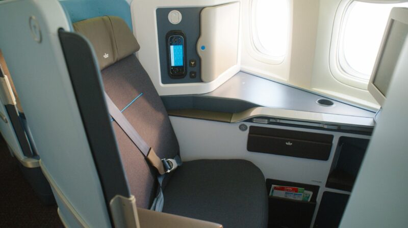 KLM B777 new suite business class