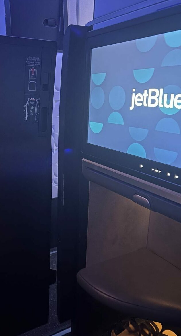 Jet Blue Mint Studio Screen