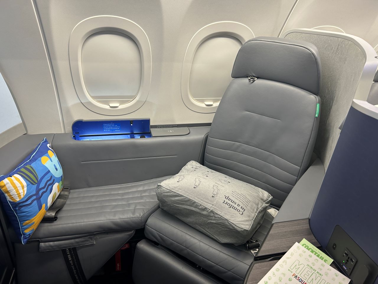 Jet Blue Mint Studio full seat