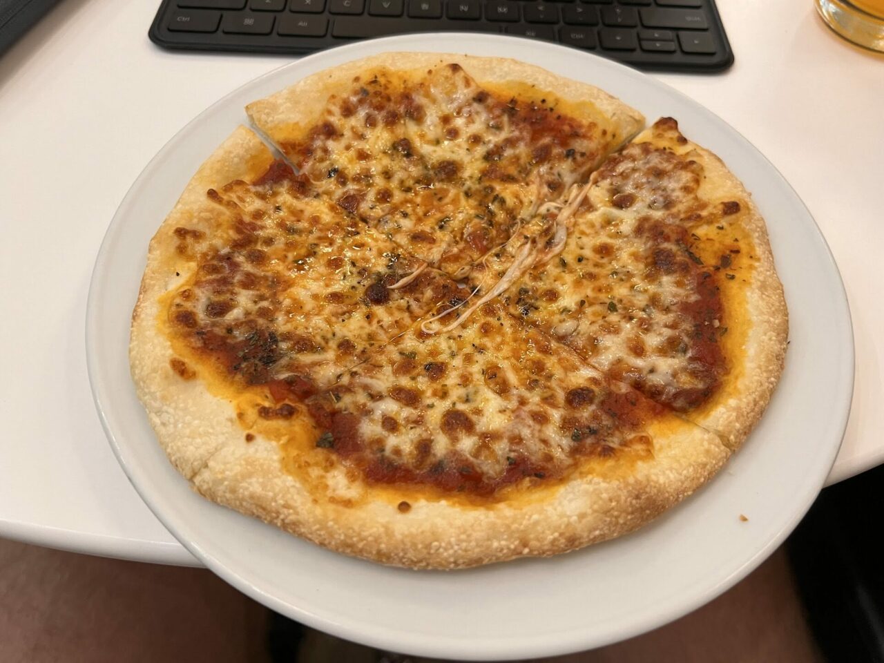 Gulf Air Lounge pizza