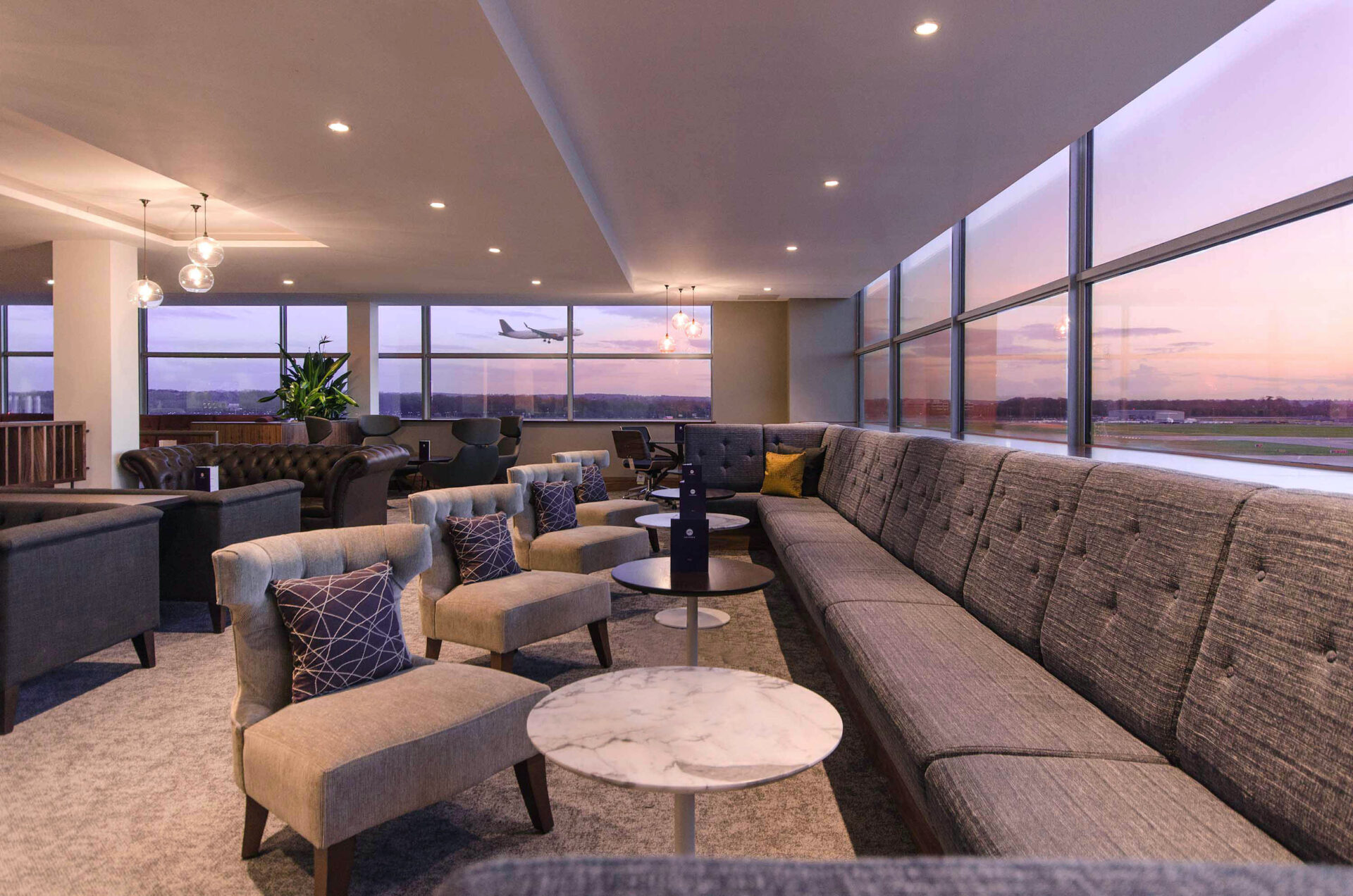 Lounge. Лаундж. VIP Lounge зоны в аэропорту. Лаундж зона в аэропорту. Lounge зона аэропорт.